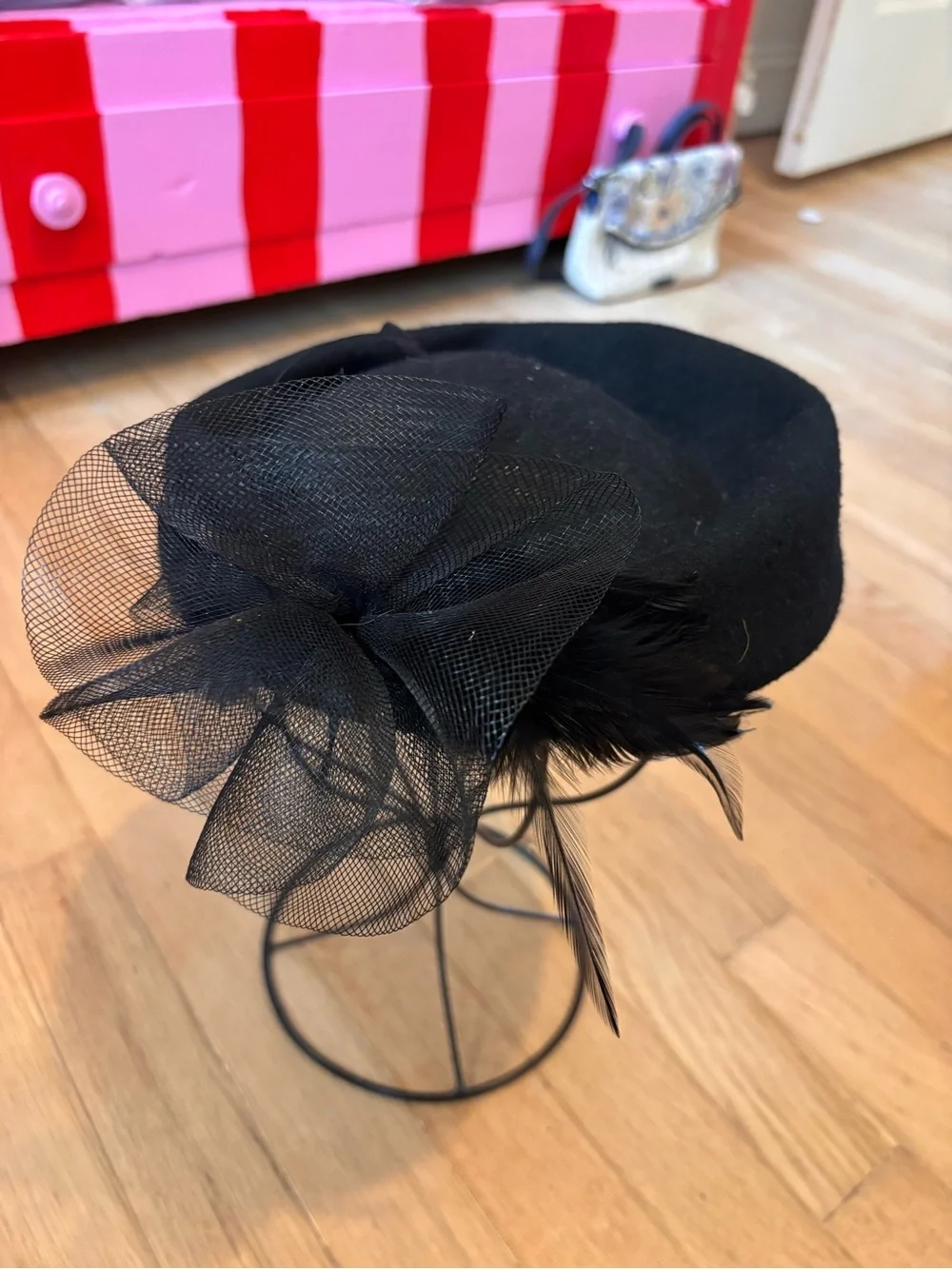 Vintage Black Wool Pillbox Hat Fascinator Mesh Bow Feather Church Elegant - Picture 3 of 5